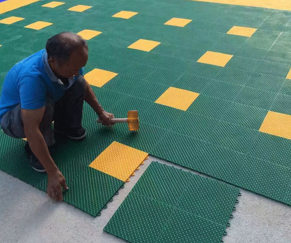 鹽城懸浮式拼裝地板：創(chuàng)新、高效、省力的現(xiàn)代會展選擇